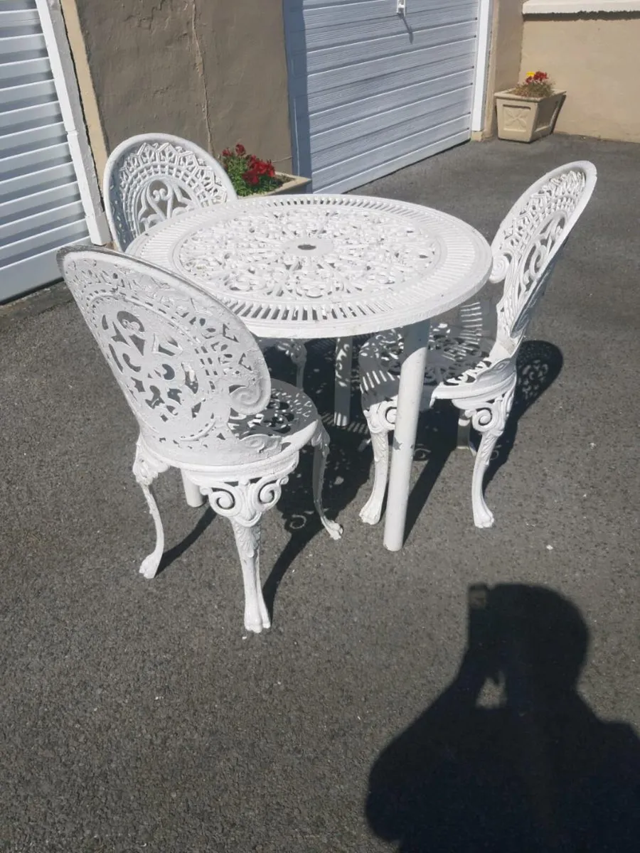 Cast Iron table and 3 cast iron chairs,in good ord - Image 1