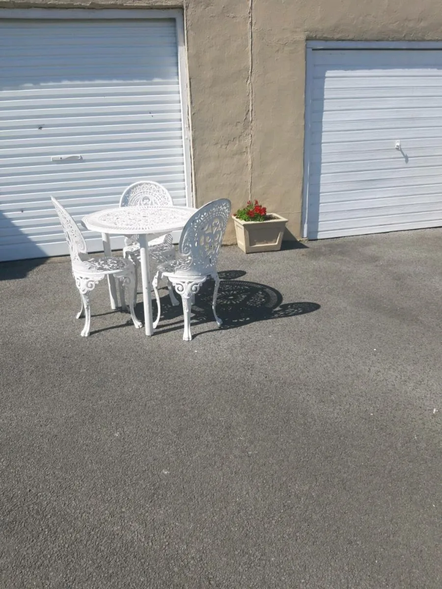 Cast Iron table and 3 cast iron chairs,in good ord - Image 2