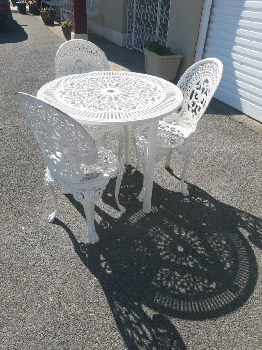 Cast Iron table and 3 cast iron chairs,in good ord - Image 3