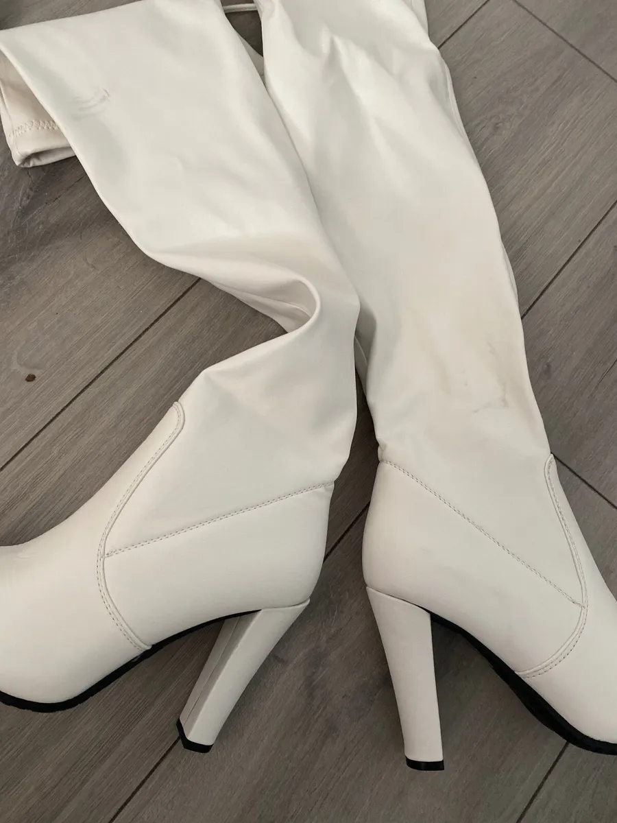 Woman’s heels - Image 1