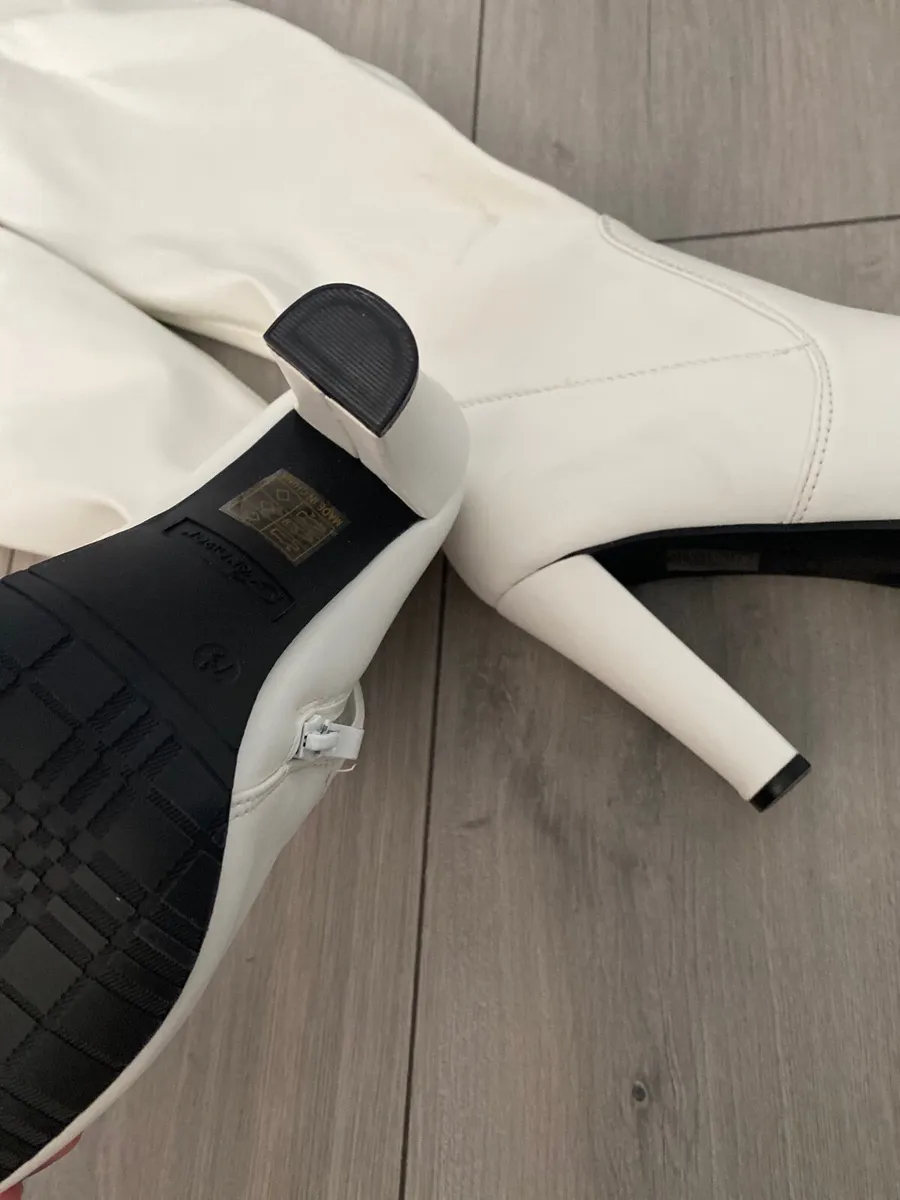 Woman’s heels - Image 2