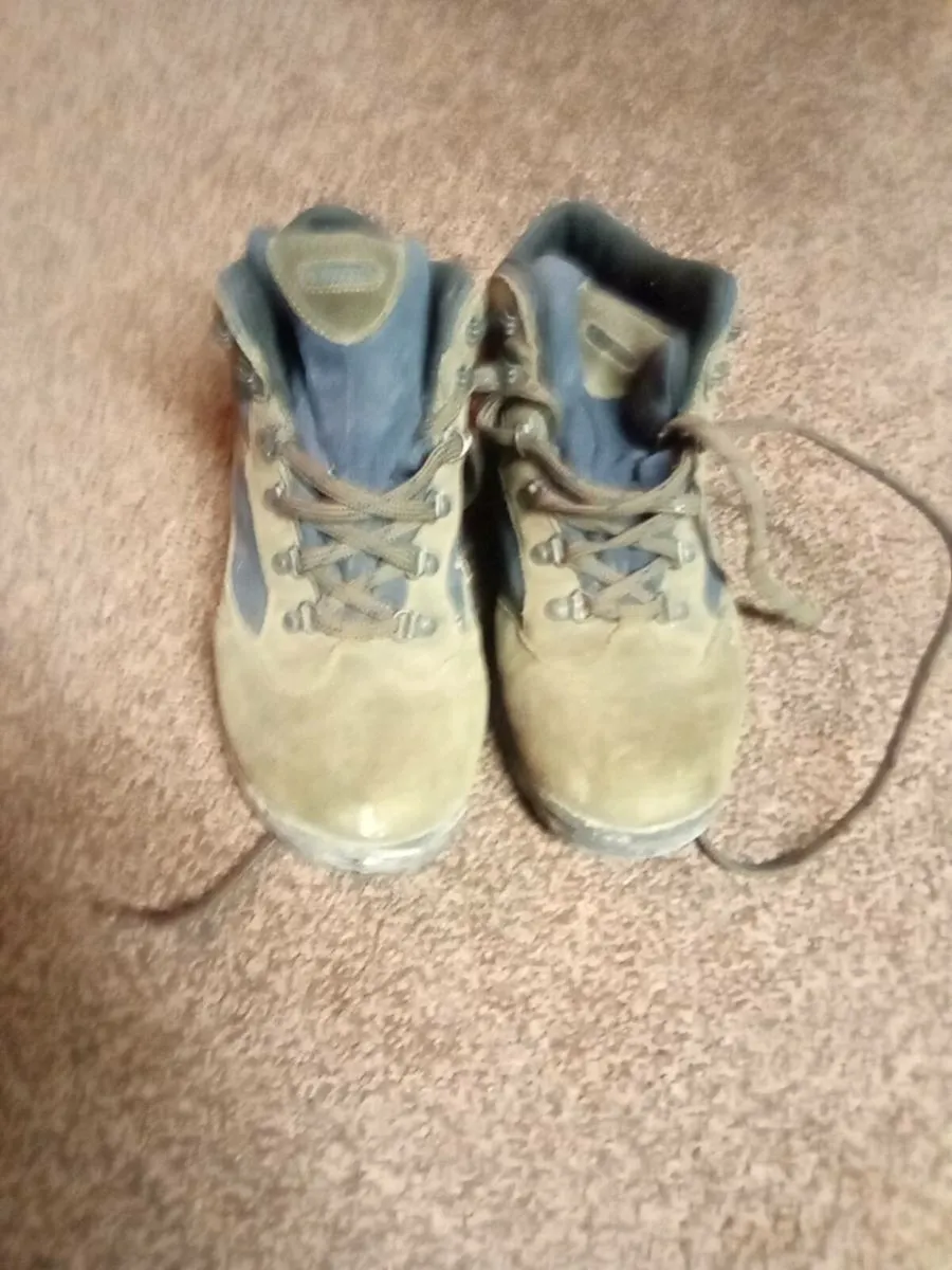 HIKING  BOOTS.  SIZE. 8.