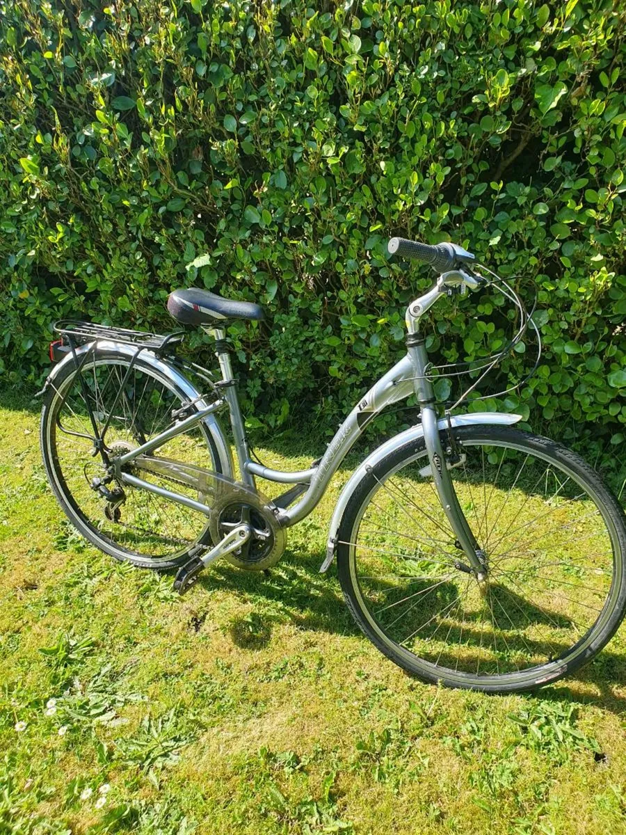 Ladies Trek Navigator Hybrid Bike. Delivery Availa - Image 1