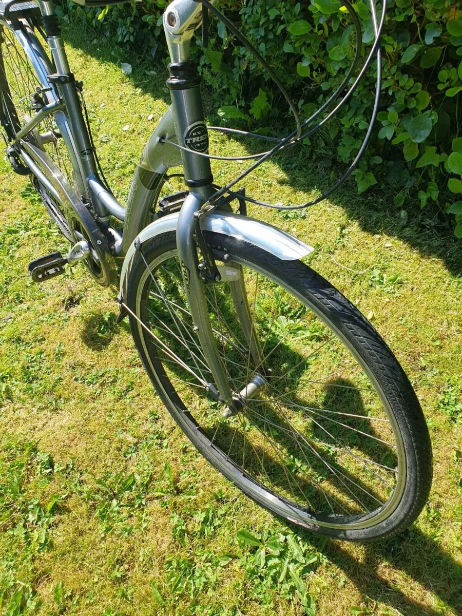 Ladies Trek Navigator Hybrid Bike. Delivery Availa - Image 3
