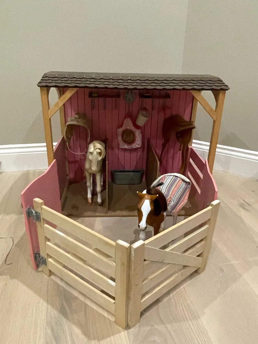 Our Generation stable and horse trailer - Image 1