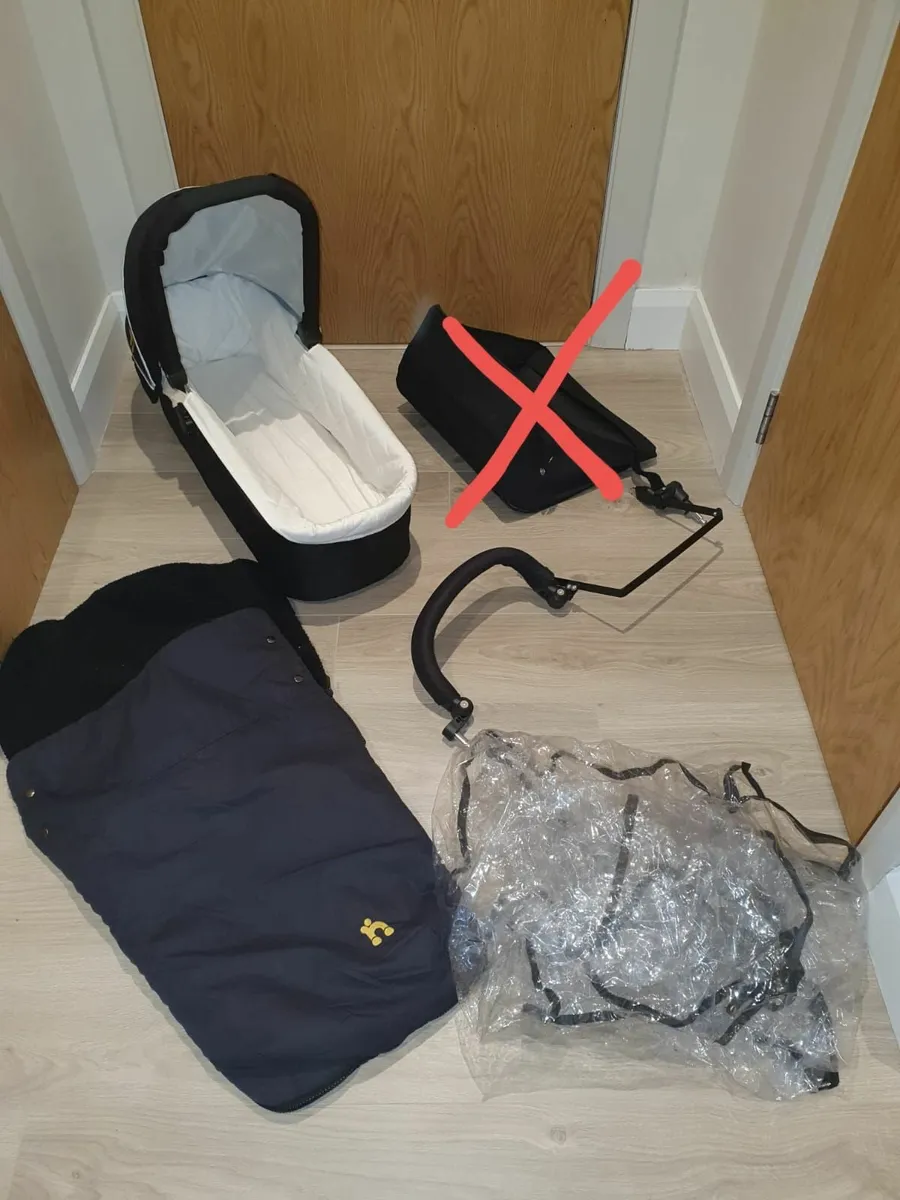 Out N about with carrycot, footmuff - Image 2