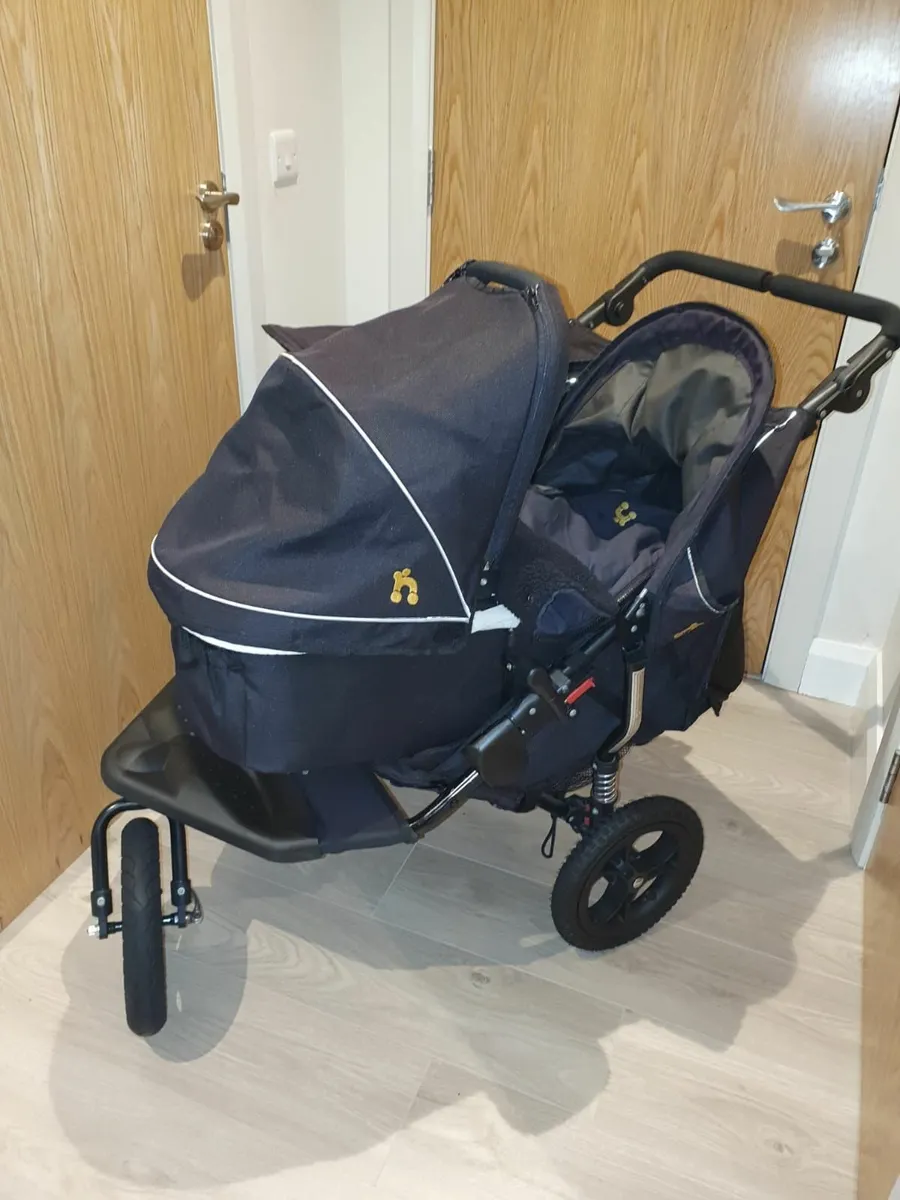 Out N about with carrycot, footmuff - Image 4