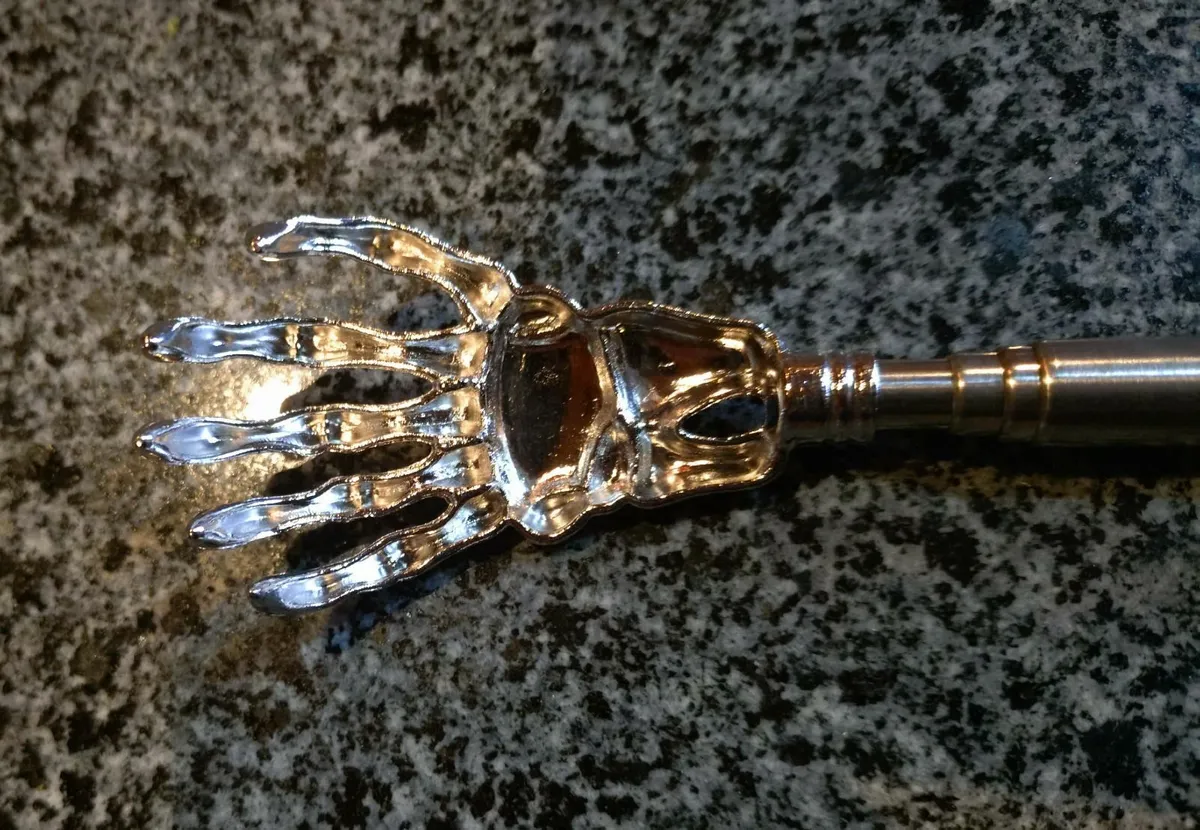 SKELETON HAND TELESCOPIC BACK SCRATCHER (NEW). - Image 2