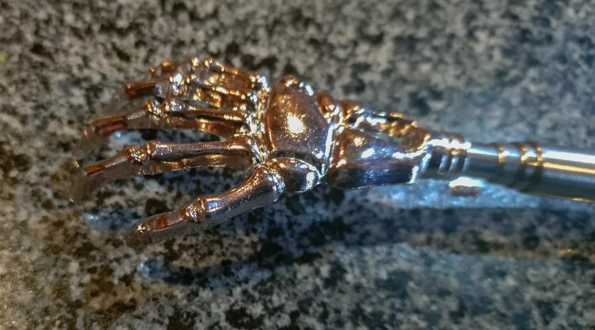 SKELETON HAND TELESCOPIC BACK SCRATCHER (NEW). - Image 3