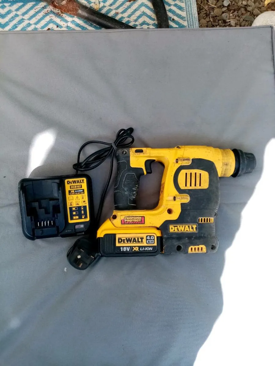 Dewalt 18v XR LI-ION Battery Hammer Drill - Image 2
