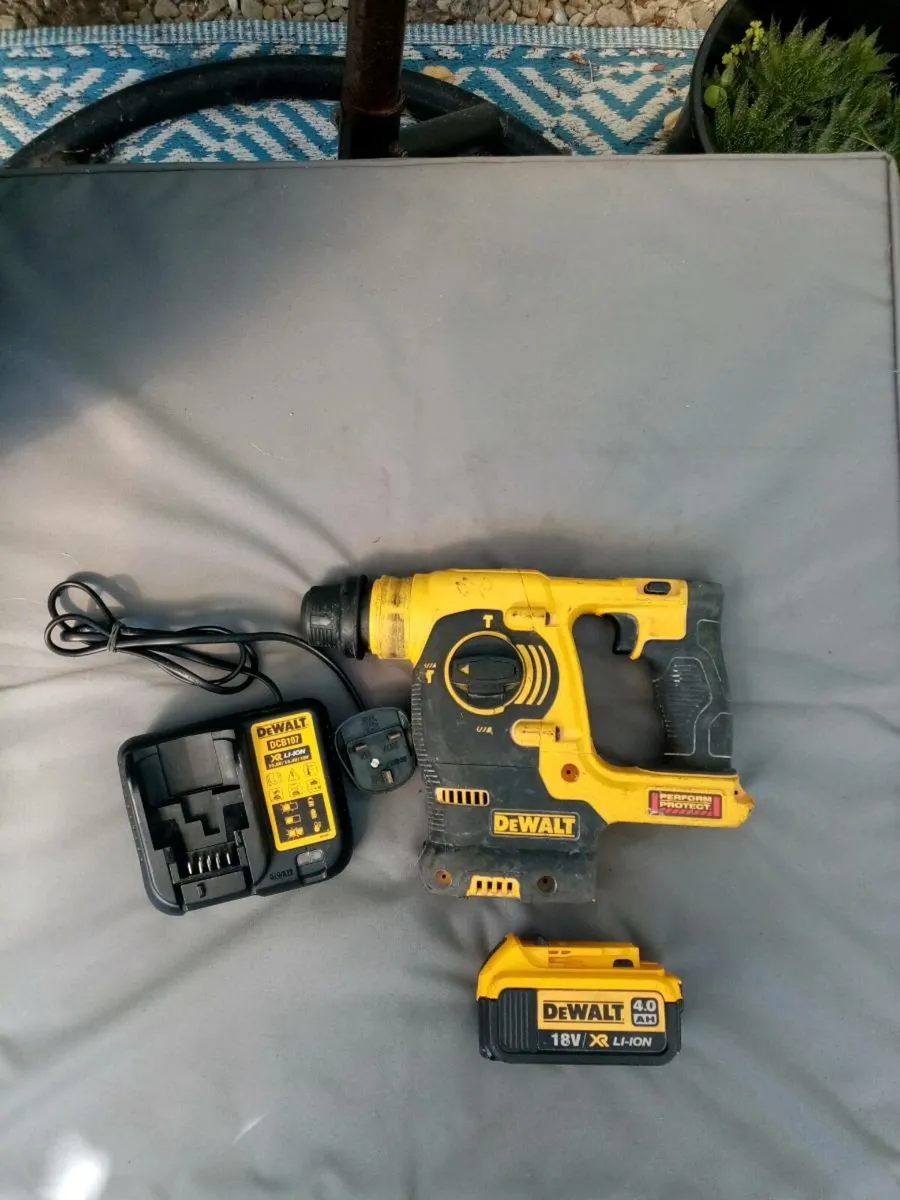 Dewalt 18v XR LI-ION Battery Hammer Drill - Image 3