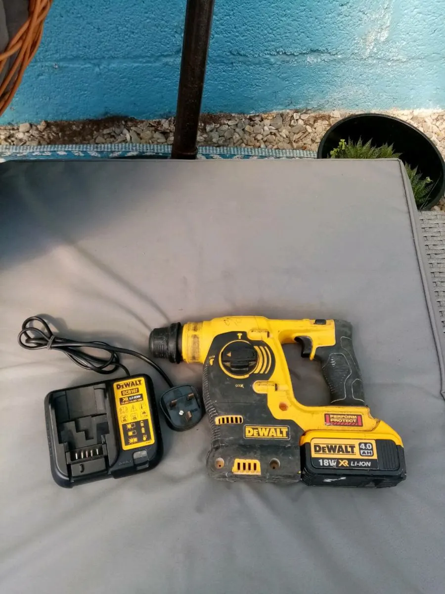 Dewalt 18v XR LI-ION Battery Hammer Drill - Image 1