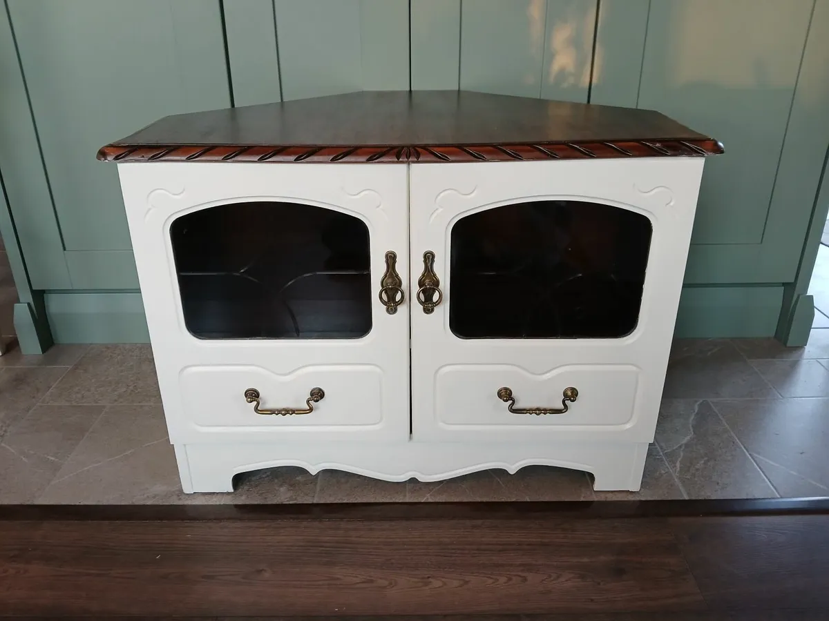 Cabinet - Image 1