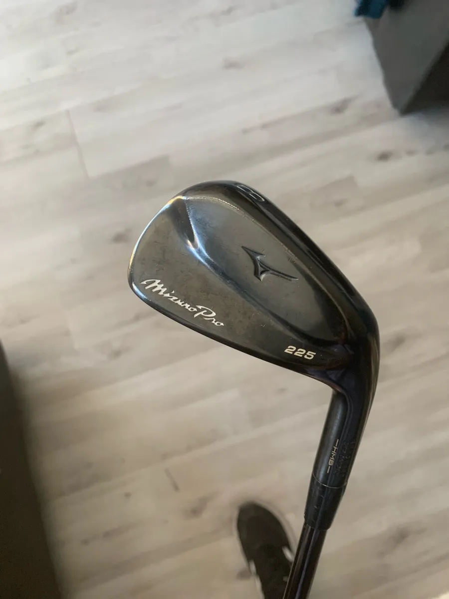 Mizuno 225 - Image 1