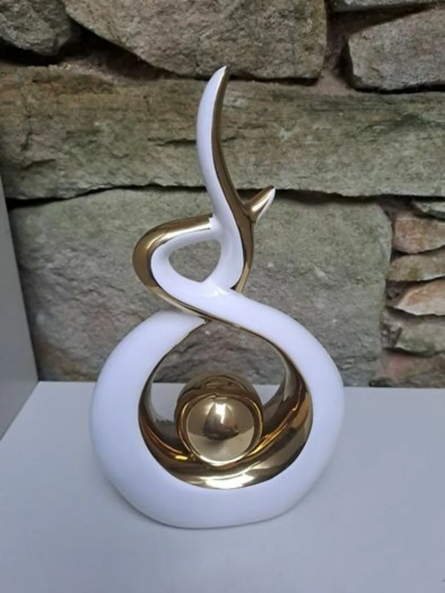 Modern art statue flame - Image 1