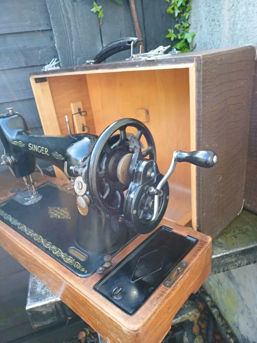1930 Singer Handcrank Sewing Machine - Image 4