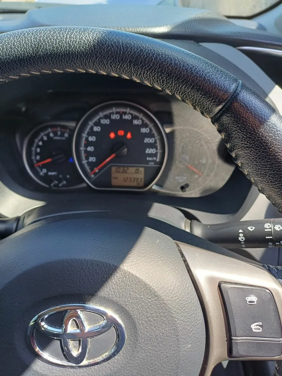 Toyota Yaris 2015 - Image 2