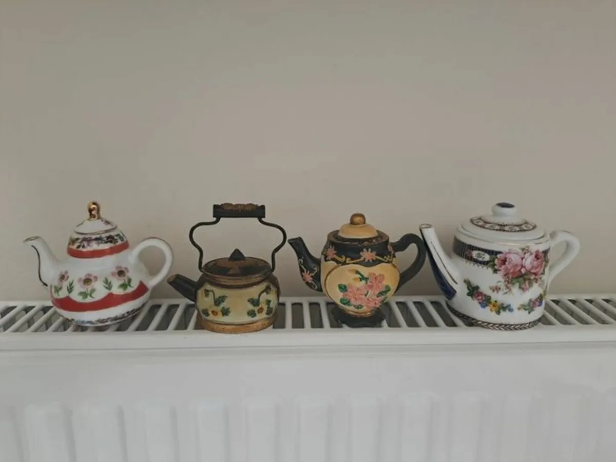 5 vintage miniature teapots - Image 1