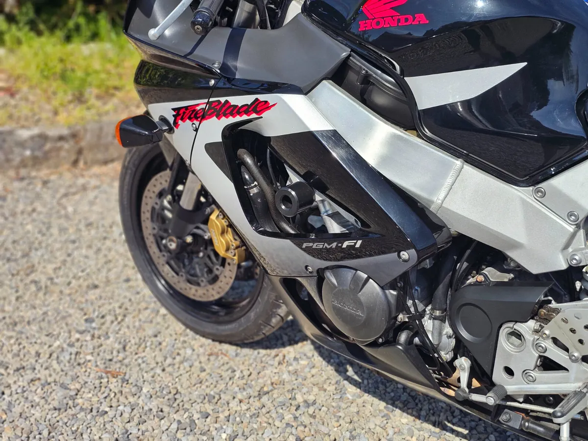 2000 Honda 929RR FIREBLADE ORIGINAL EXAMPLE - Image 2