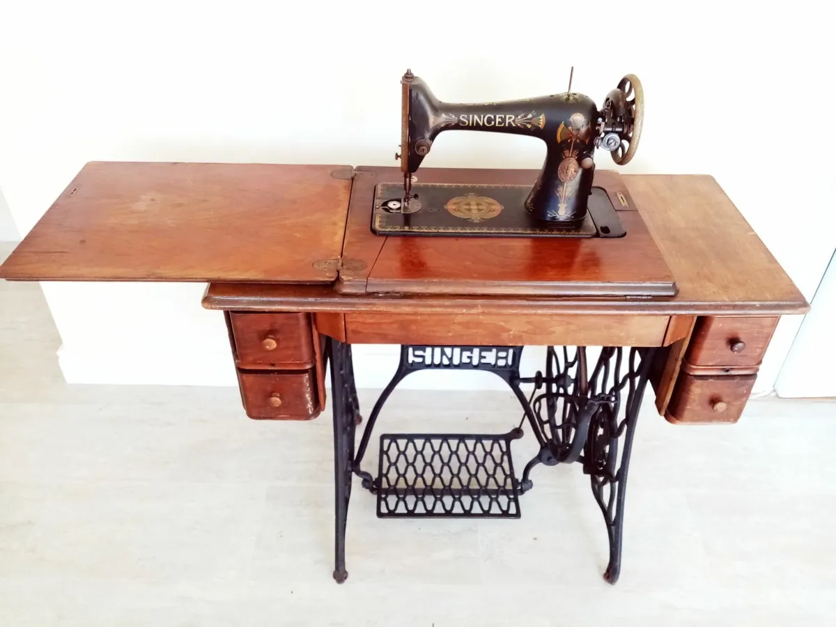 Singer sewing machine - Image 1