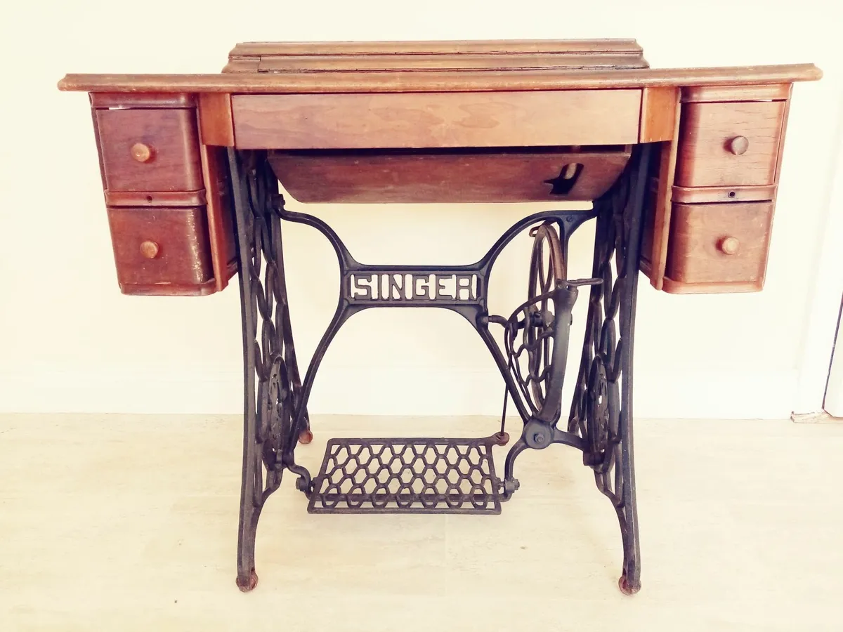 Singer sewing machine - Image 2