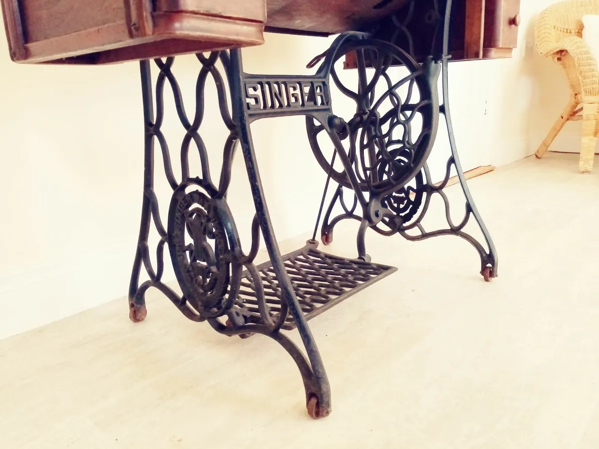 Singer sewing machine - Image 3