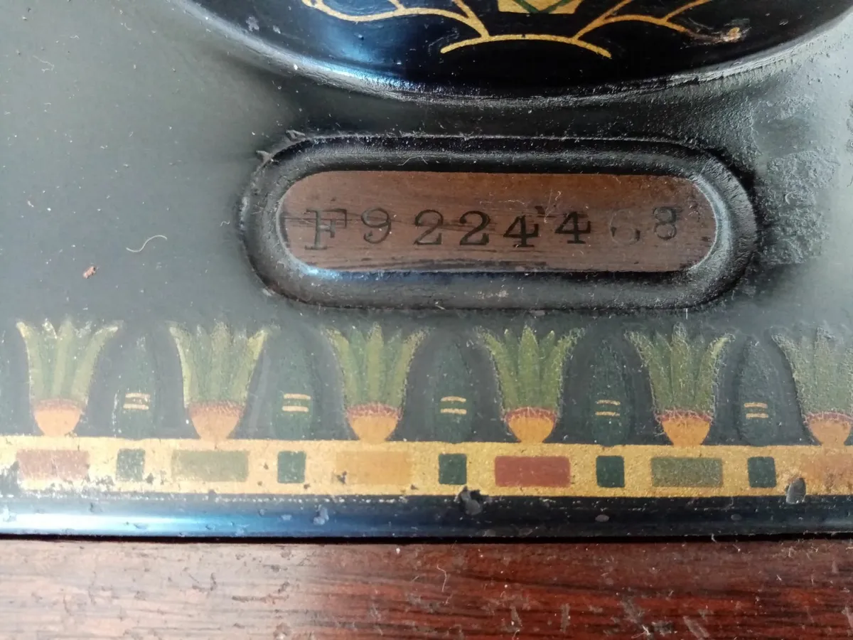 Singer sewing machine - Image 4