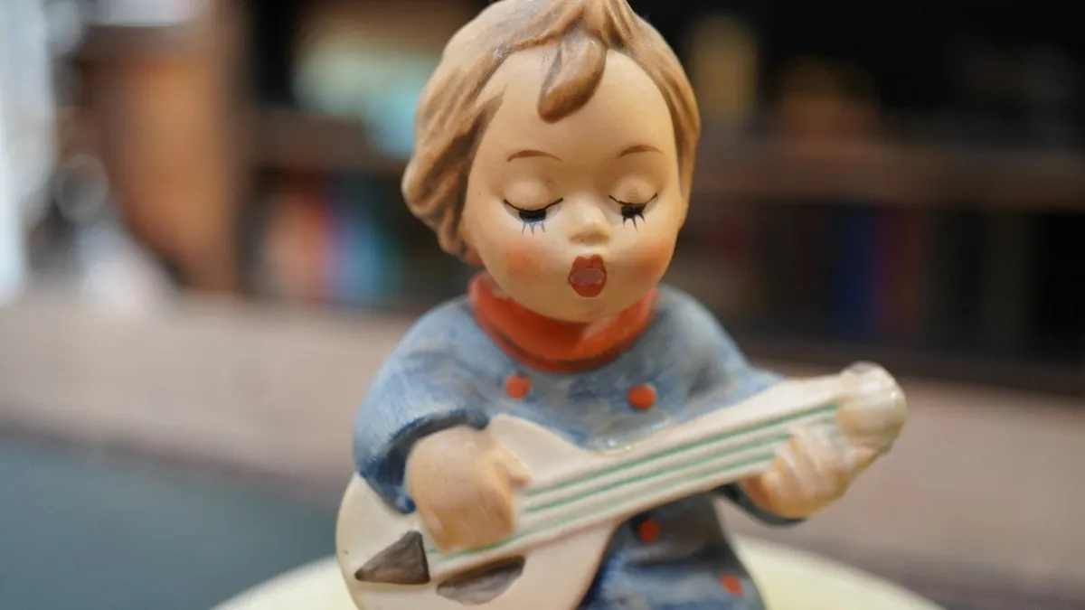 Goebel Hummel Figurine - Serenade - Image 4