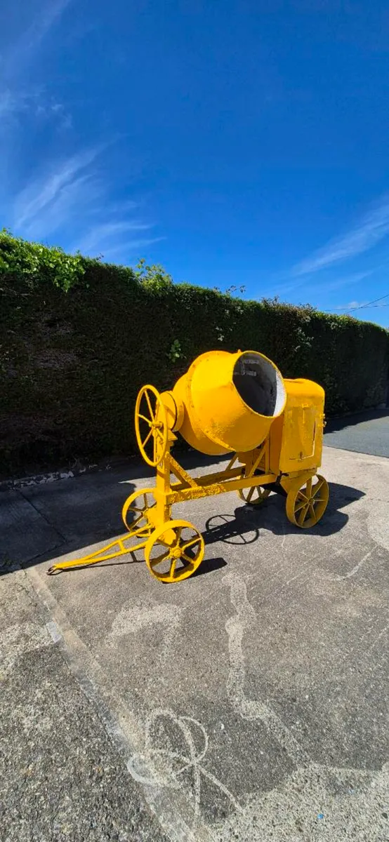 Diesel cement mixer 1966 - Image 1