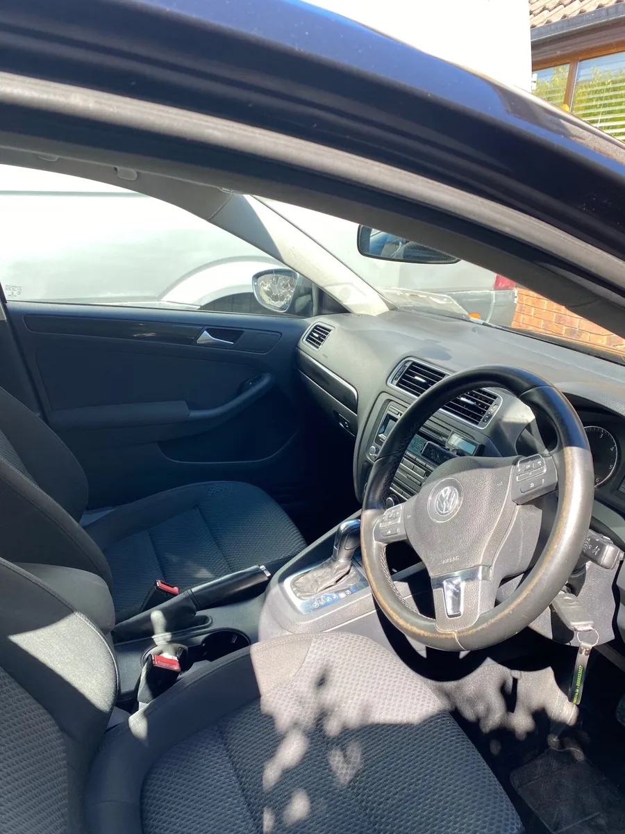 Volkswagen Jetta 2012 - Image 2