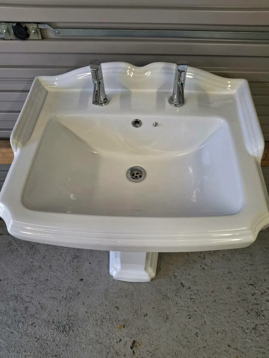 Bathroom sink . - Image 2