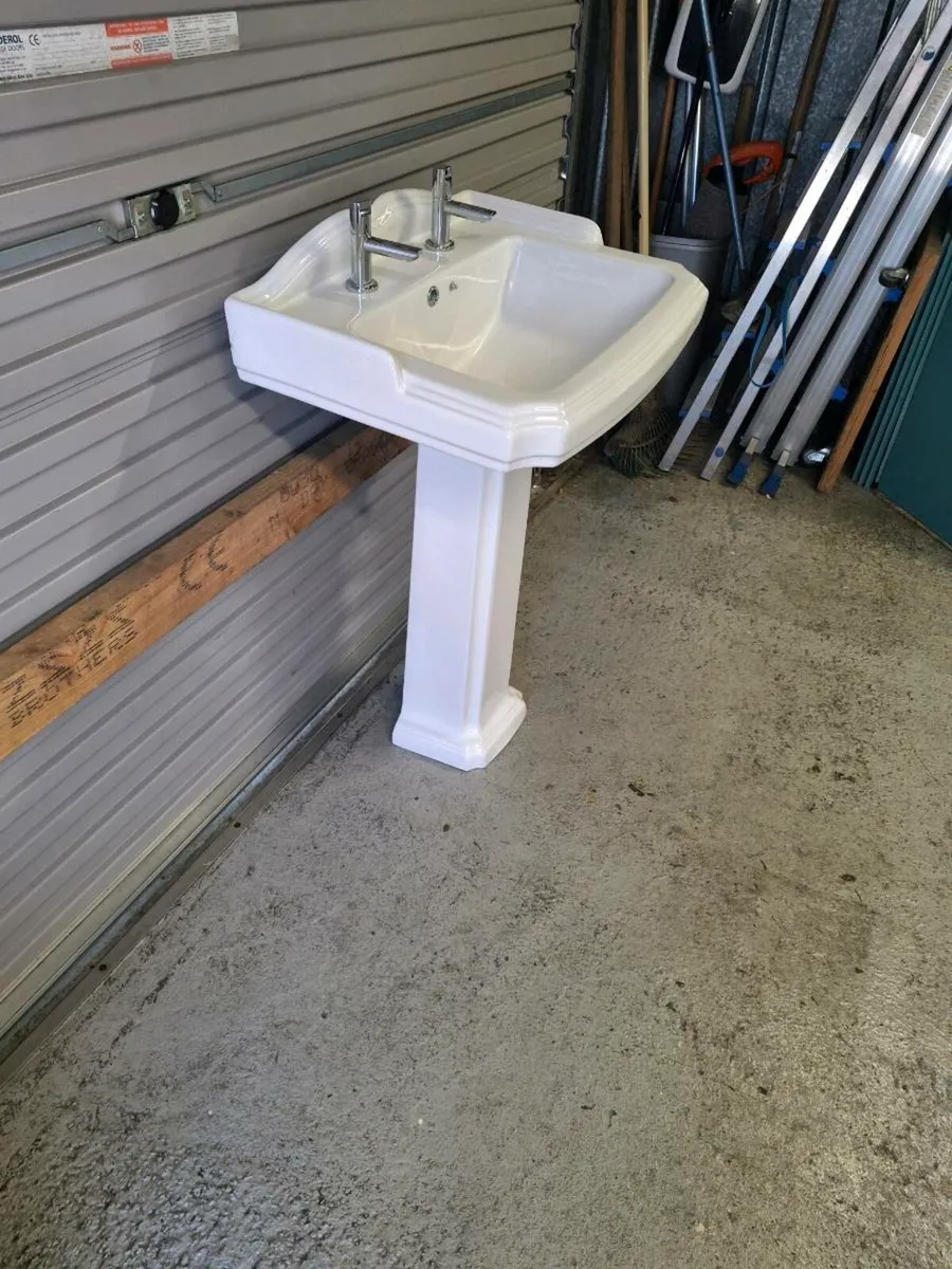 Bathroom sink . - Image 3