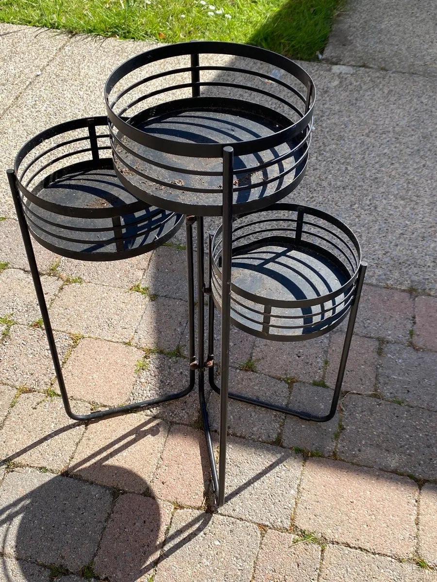 Metal plant stand