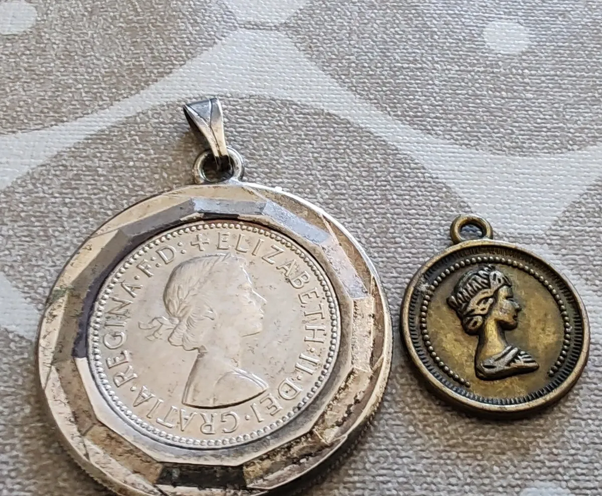 English commemorative coin pendant and coin - Image 1