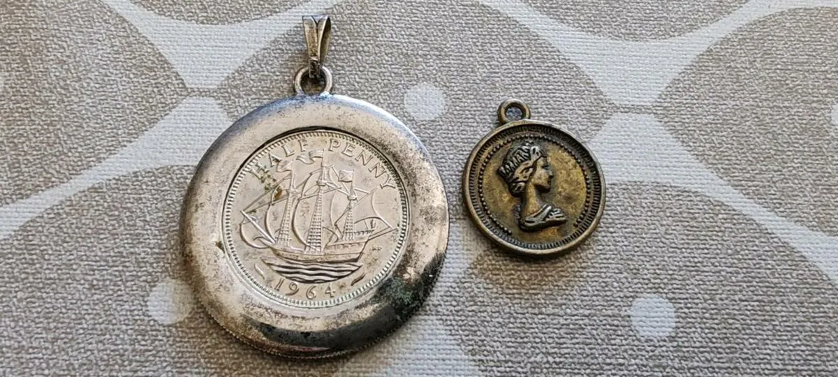 English commemorative coin pendant and coin - Image 2
