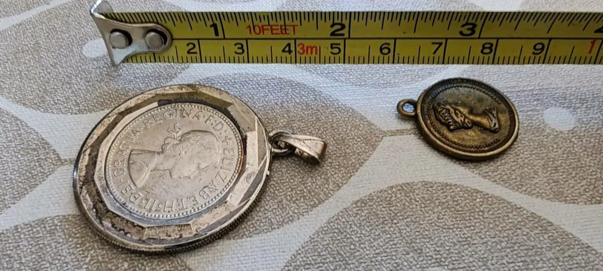 English commemorative coin pendant and coin - Image 3