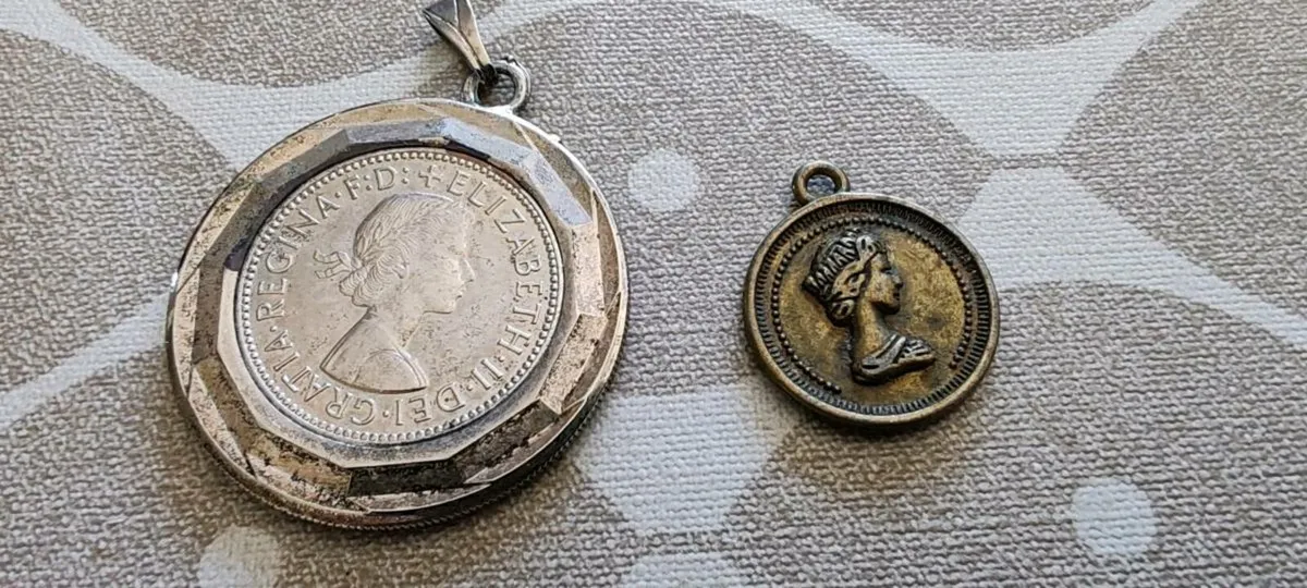 English commemorative coin pendant and coin - Image 4