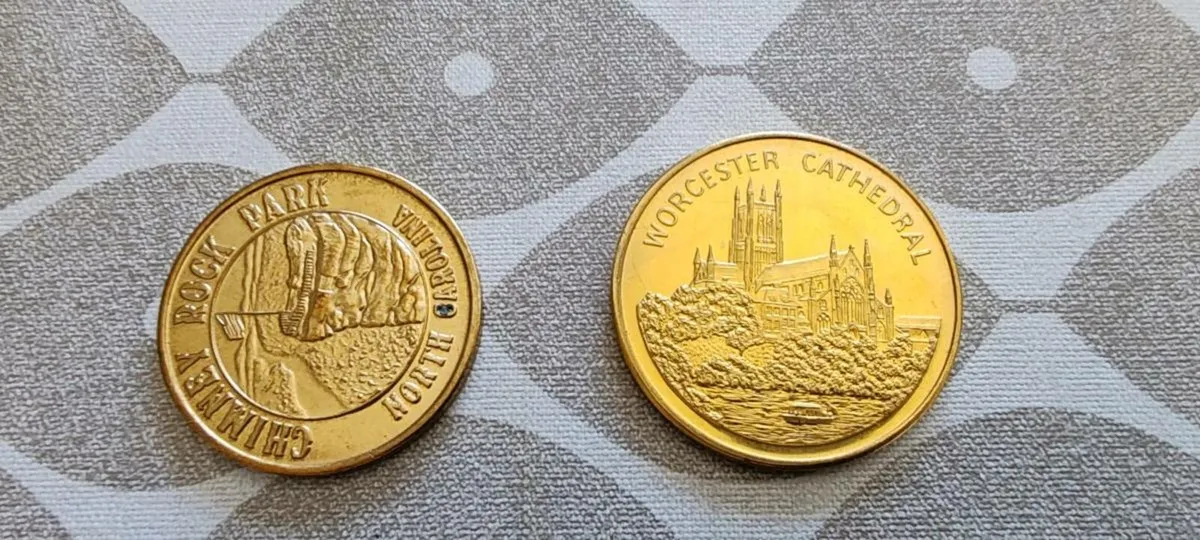Worcester Cathedral and Chimney Rock Park coins - Image 1
