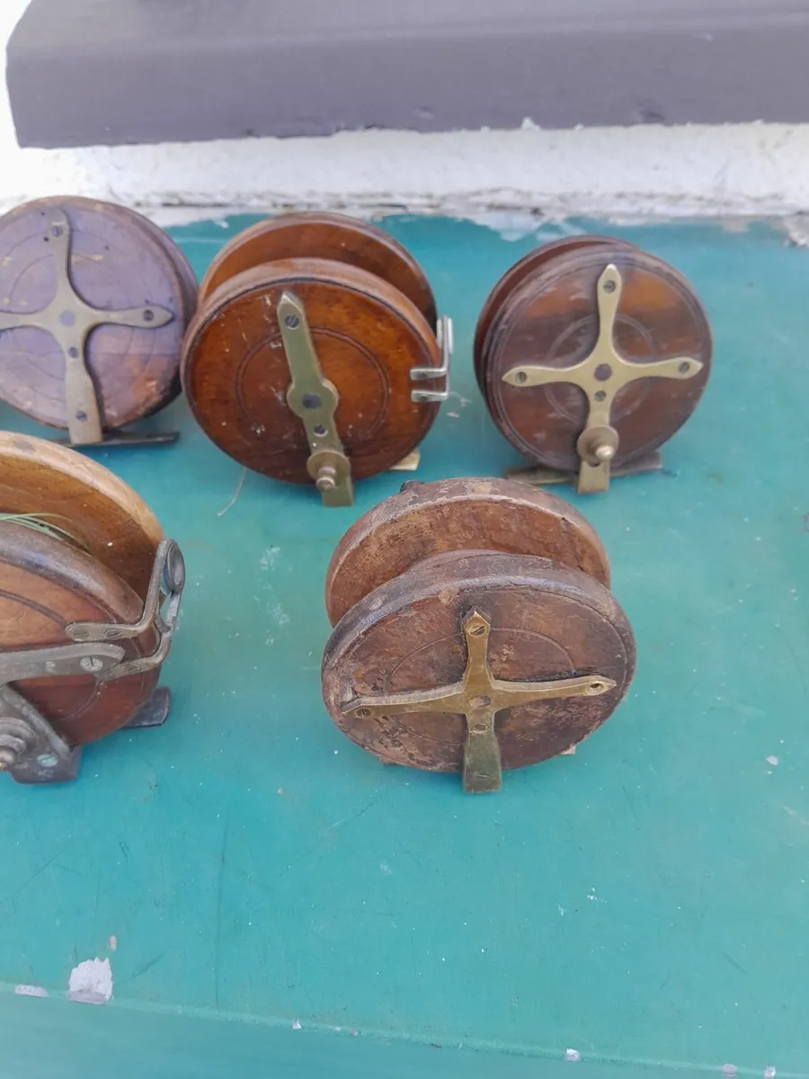 Six wooden  fishing reels - Image 1