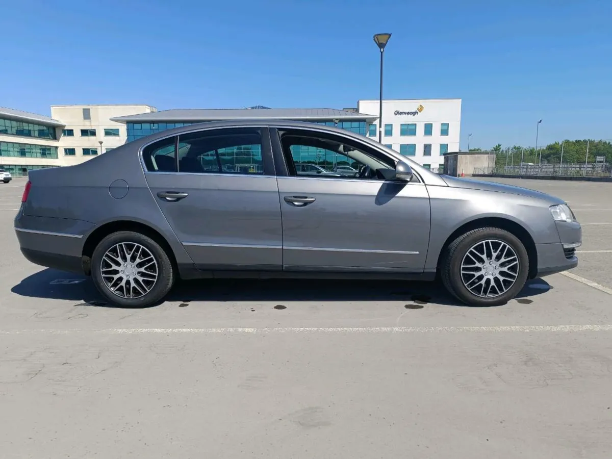 2005 Volkswagen Passat - Image 1