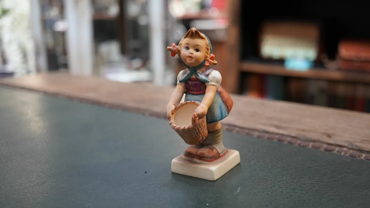 Goebel Hummel Figurine - Little Helper - Image 1