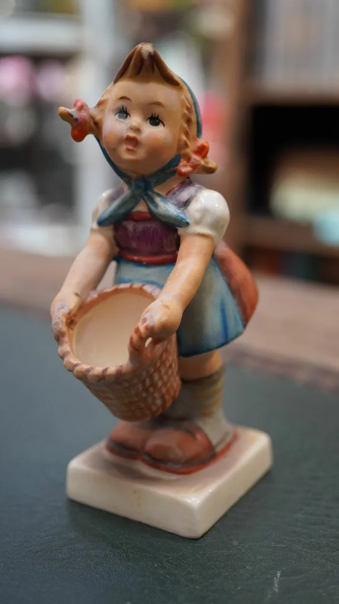 Goebel Hummel Figurine - Little Helper - Image 2