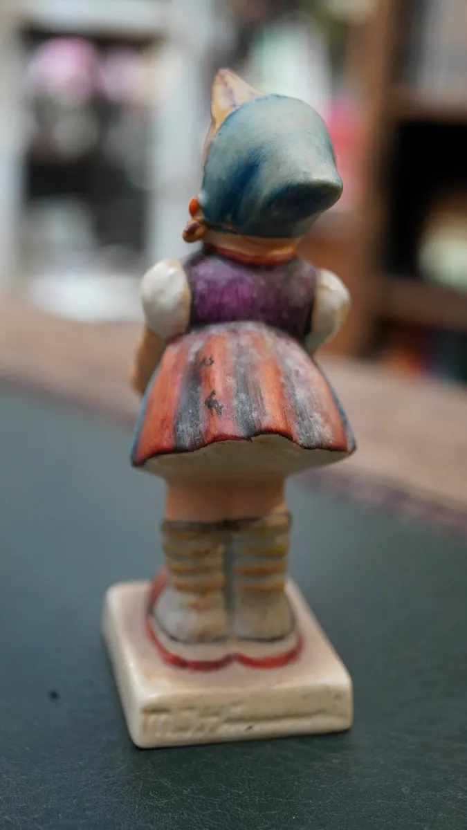 Goebel Hummel Figurine - Little Helper - Image 4