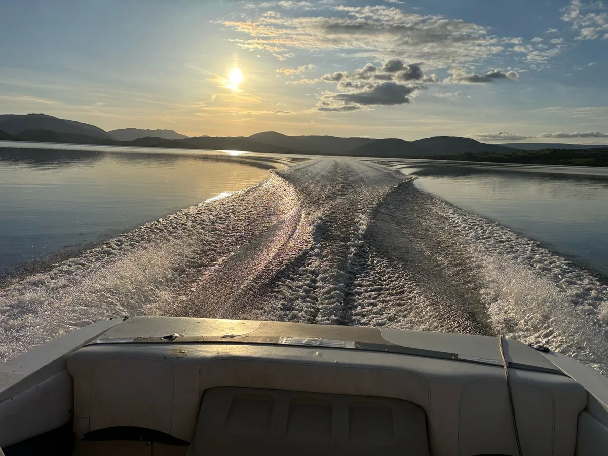 Glastron 2005 motor boat - Image 1