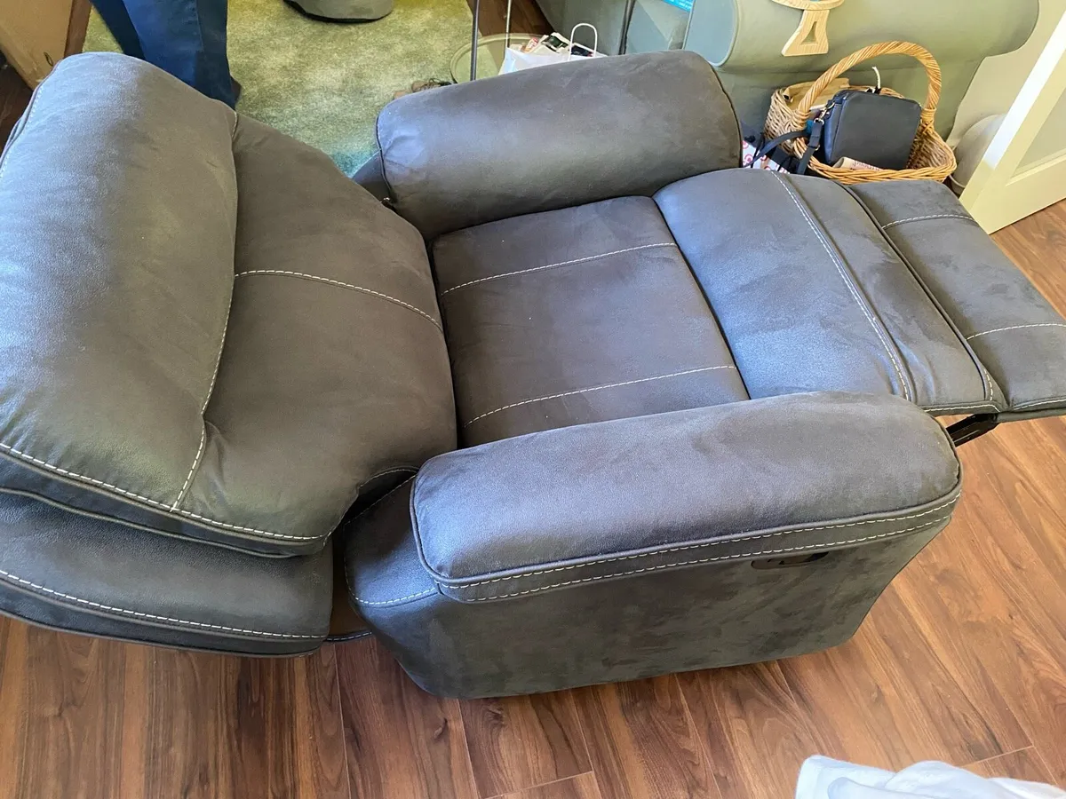 Manual reclining armchair - Image 1
