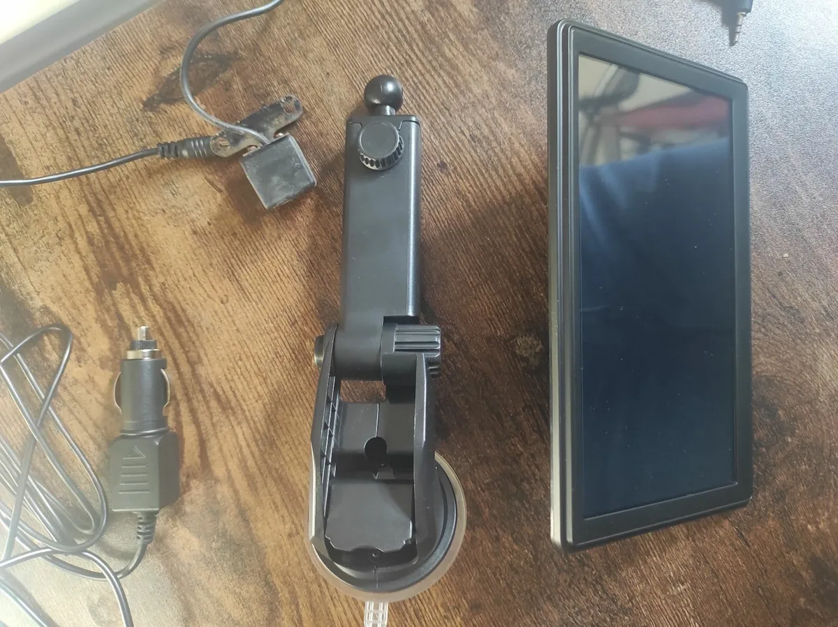 Android 7 inch car display  with back up camera - Image 2