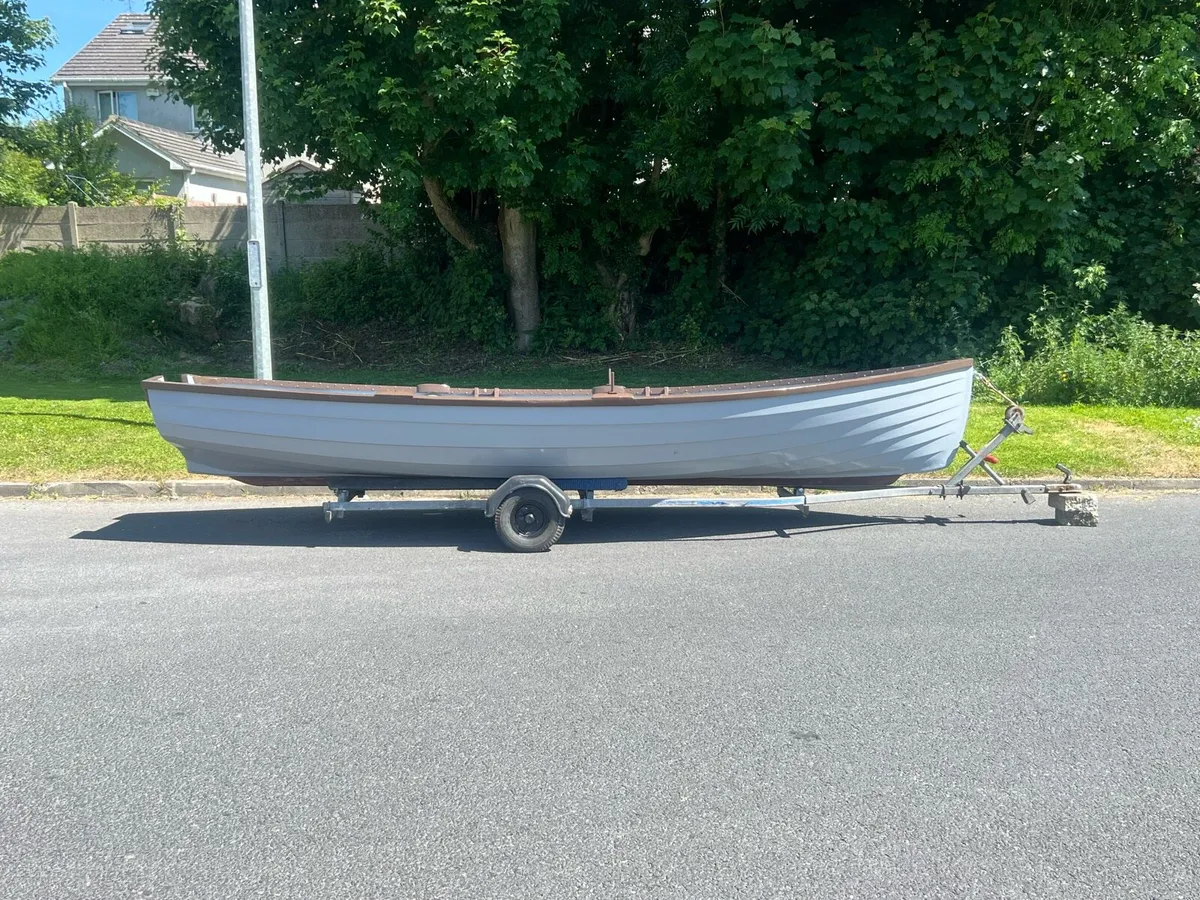 17ft mayfly with engine, oars and trailer - Image 2