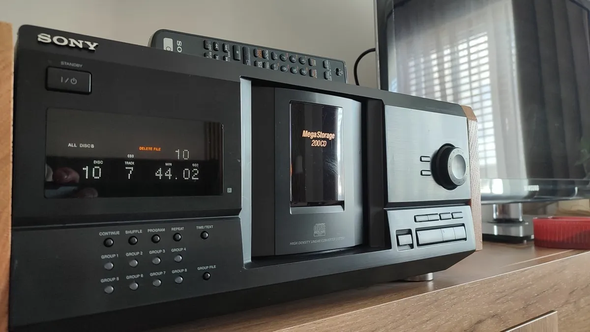 Sony CDP-CX230, 200 CD changer. Like new. Remote. - Image 4