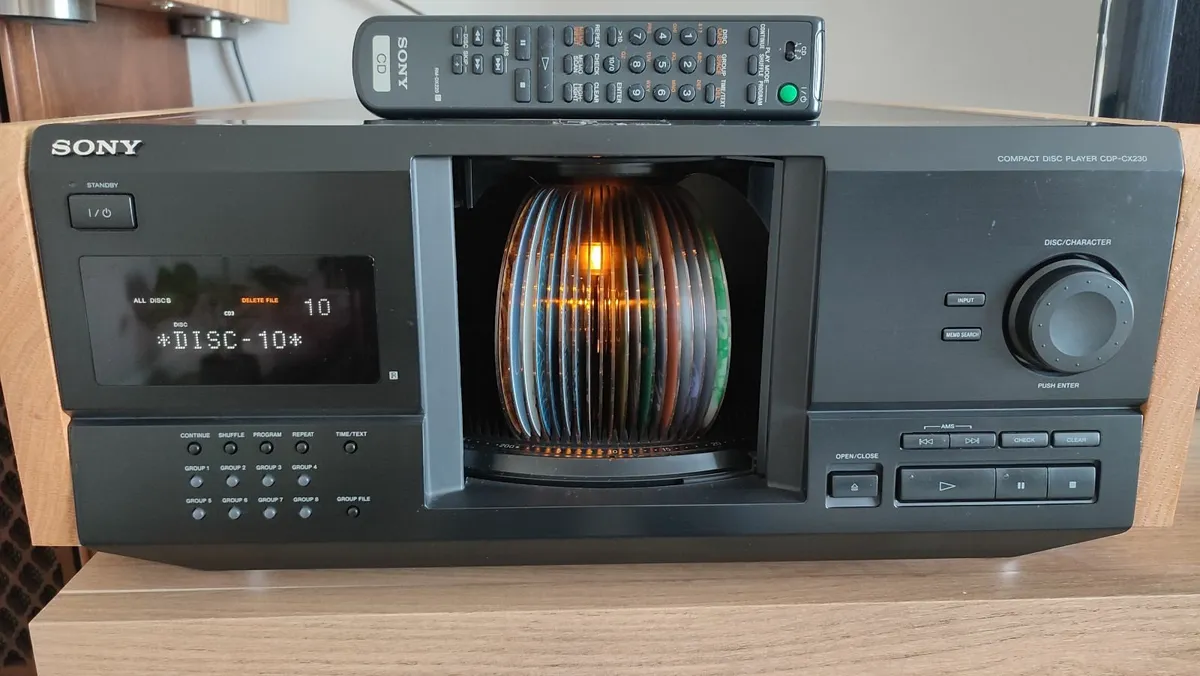 Sony CDP-CX230, 200 CD changer. Like new. Remote. - Image 1