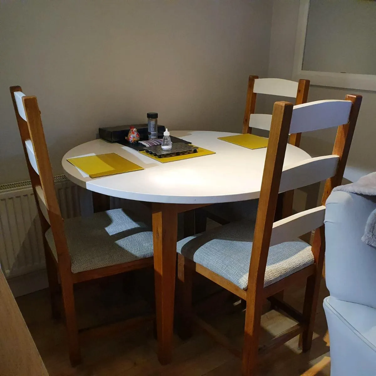 Table and 4 chairs - Image 2